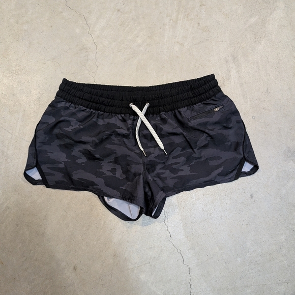 Vuori Pants - Vuori Clementine Short 2.0 Women's L Lined Black Camo